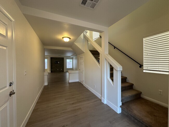 Building Photo - 6752 Philharmonic Ave