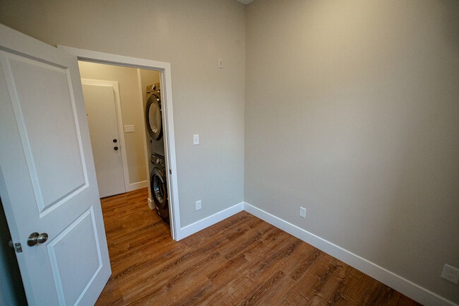 Building Photo - 612 S 5th St