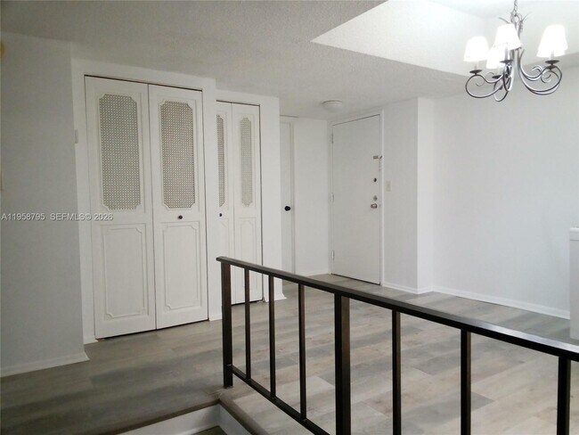 Building Photo - 3720 Inverrary Dr