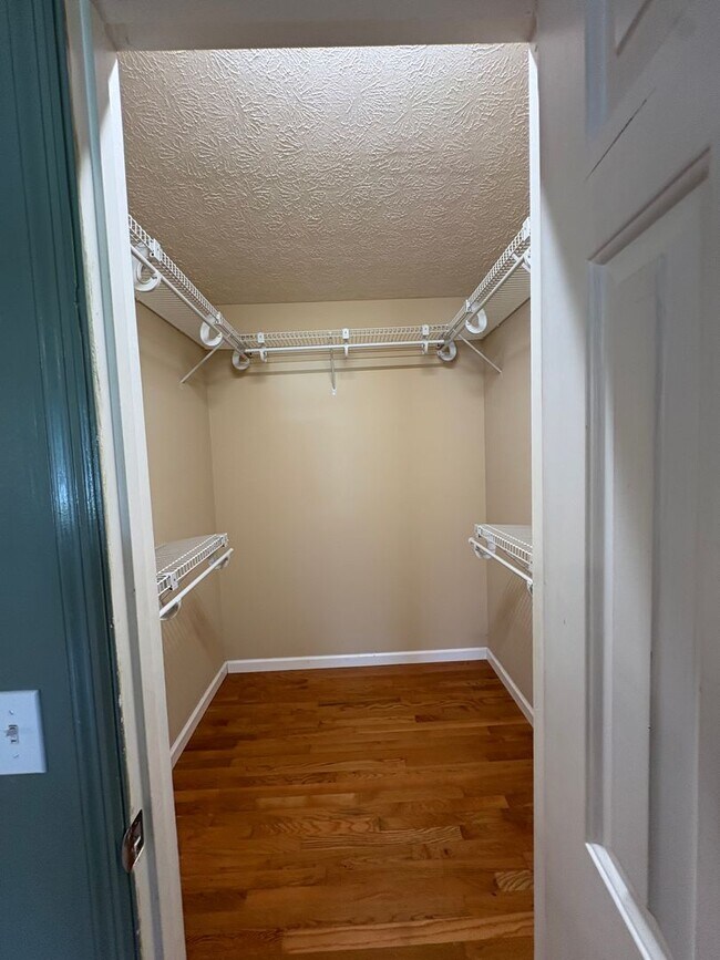 Building Photo - 671 Circle Dr