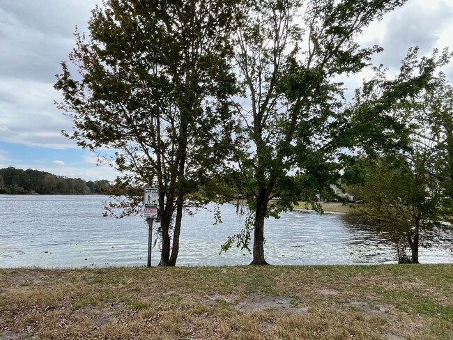 Building Photo - 2 Bed/2 Bath Condo, Gated security, Tons o...