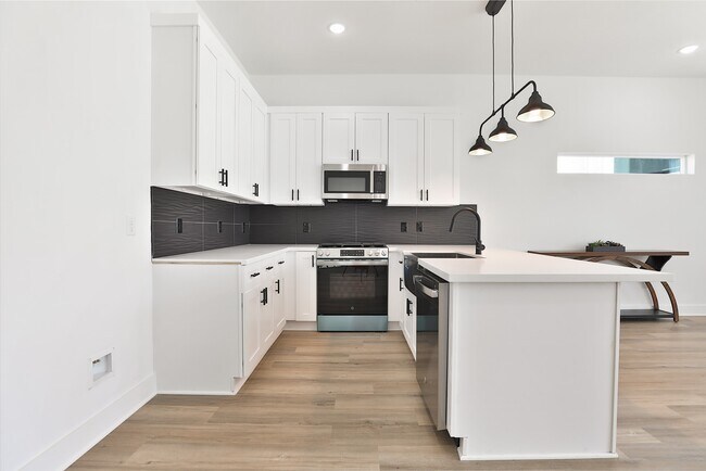 Building Photo - 8133 Cabot St