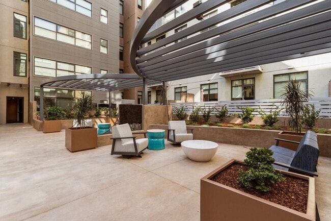 Building Photo - Modern Chic 2 bedroom at M2i