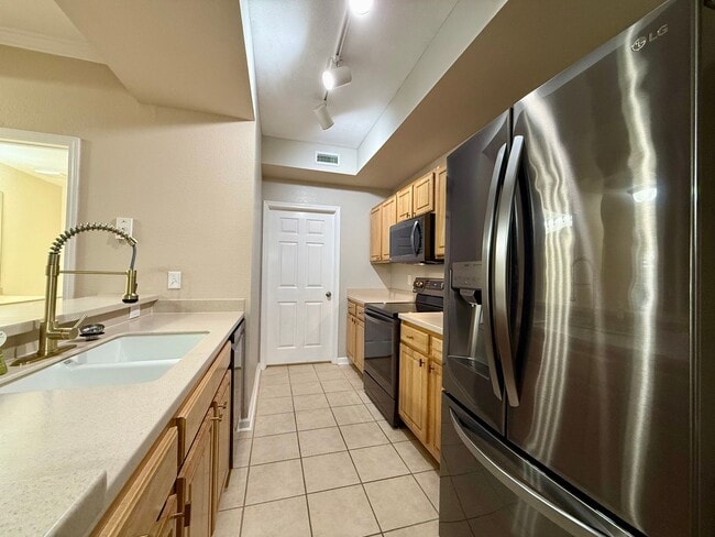 Building Photo - GROUND-LEVEL, 2-bedroom, 2-bath condo loca...