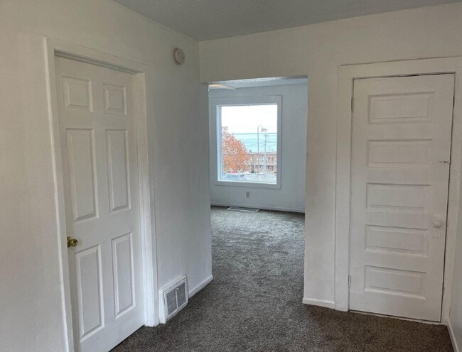 Building Photo - 627 E 5th St