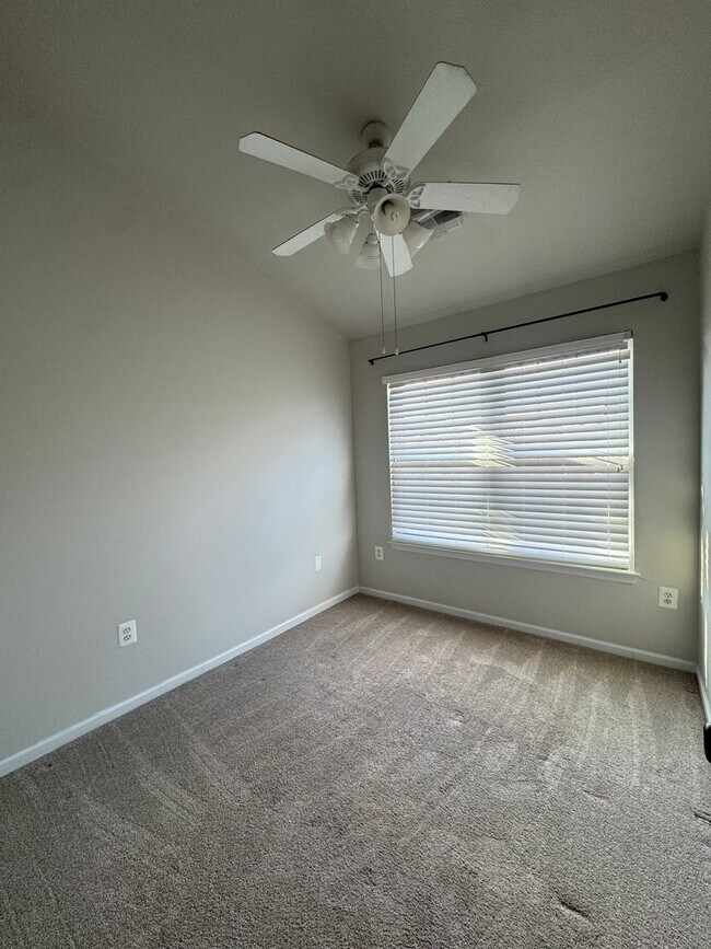 Building Photo - Well-Located 3BR, 2-Full, and 2-Half Bath Townhouse w/ One-Car Garage in Sterling, VA