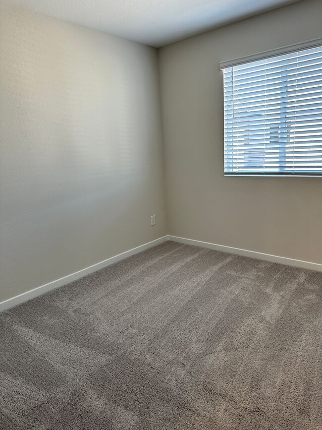 Building Photo - Brand New Town Home!