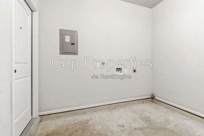 Building Photo - 6011 Jax Wy