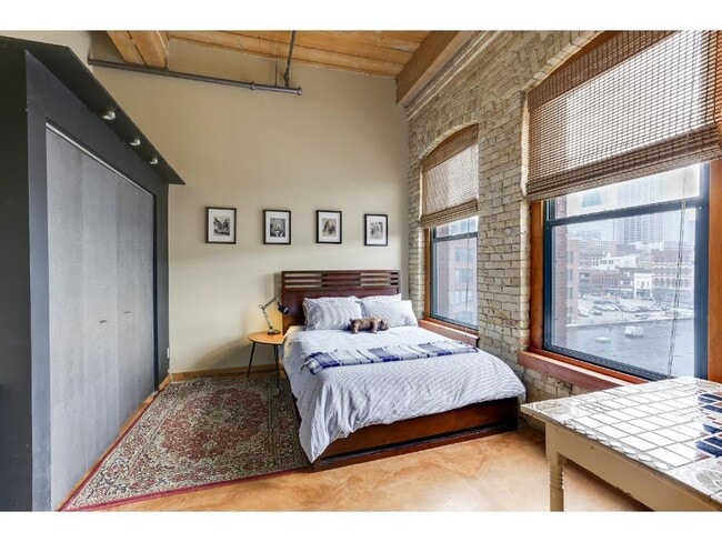 Building Photo - 210 N 2nd St