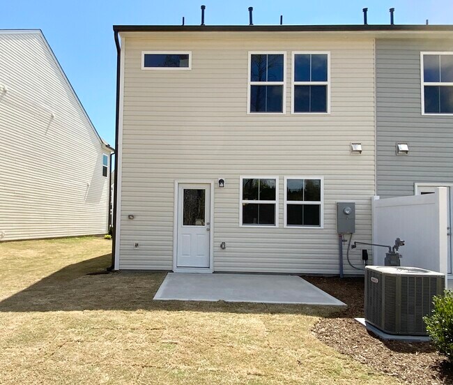 Building Photo - 836 Falls Grove Trl