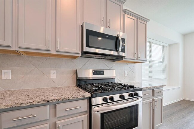Building Photo - 18414 Hilltop Climb Dr