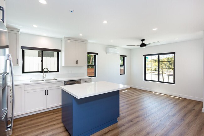 Building Photo - 2610-2612 Juan Street