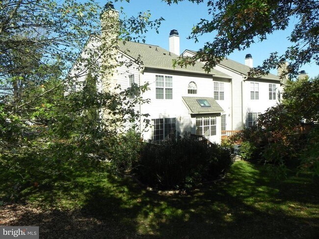 Building Photo - 33 Hampton Ct