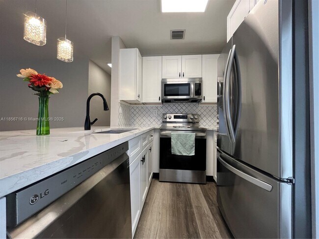 Building Photo - 631 SW 28th Terrace