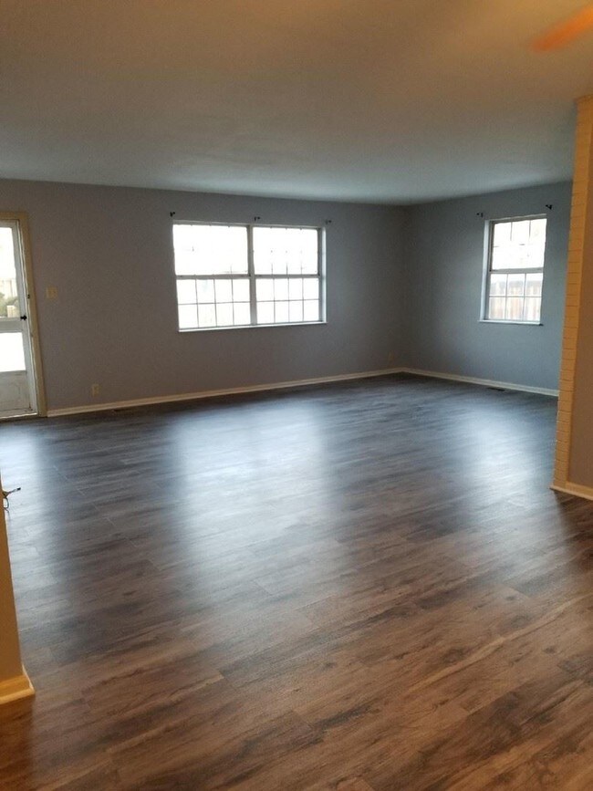 Building Photo - 3 br, 2 bath House - 13 Cresthill Dr. #30