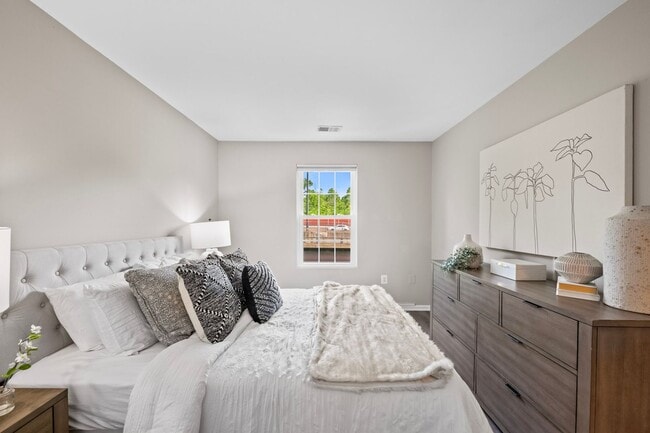 Building Photo - Luxurious 2 Bed 1 Bath Condo With Balcony ...