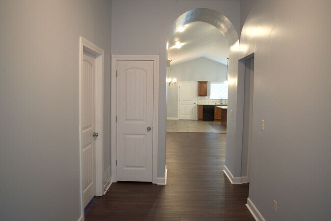 Building Photo - Large 2 Bed 2 Bath House With Lawncare Provided!