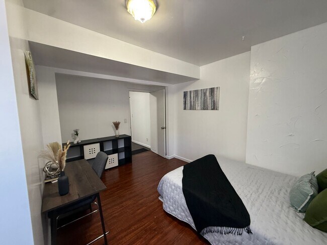 Building Photo - Spacious Furnished Guy Room Downtown ASAP