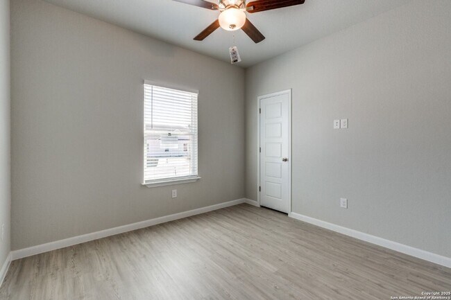 Building Photo - Stunning New Duplex Home in Seguin