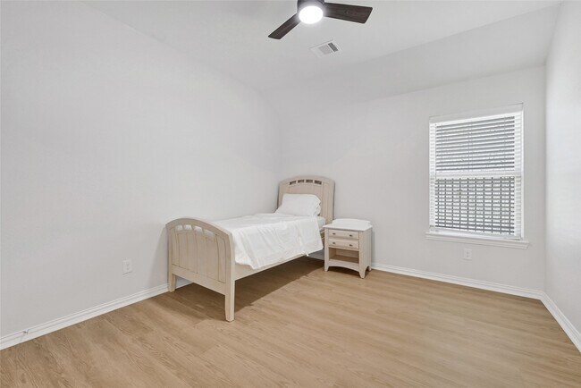 Building Photo - 562 Long Beach Bay Dr