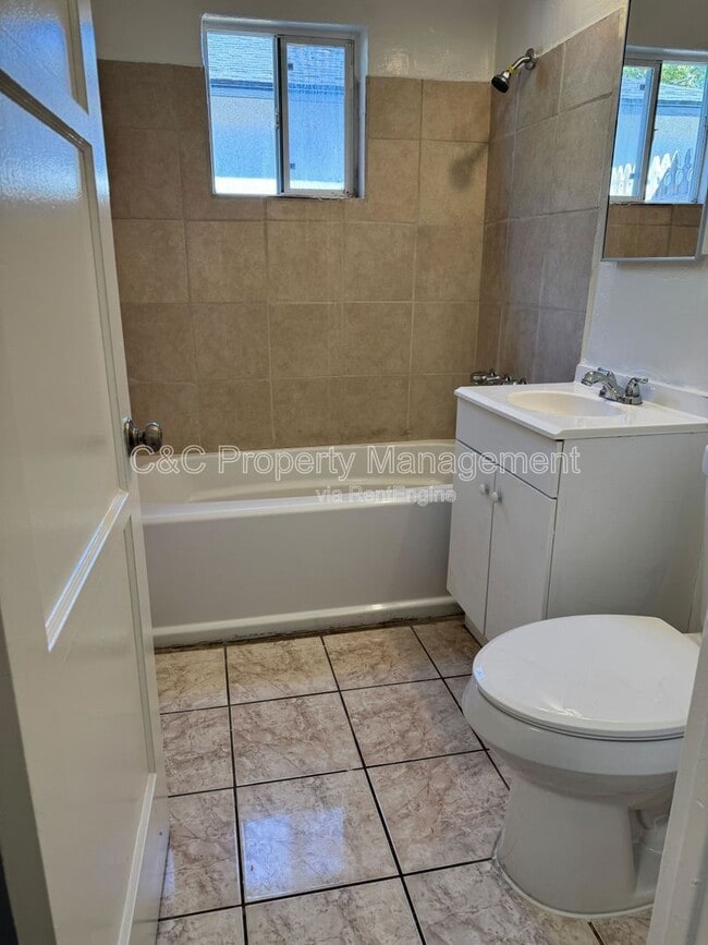 Building Photo - 14012 Sylvanwood Ave