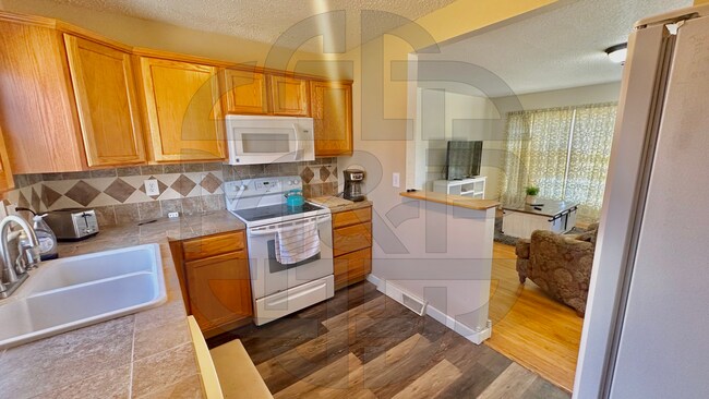 Building Photo - 1258 N Crestway St