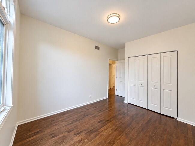 Building Photo - 1351 W Altgeld St