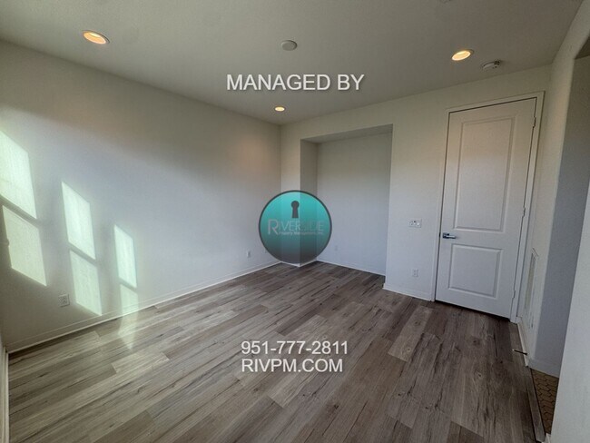 Building Photo - DISCOVER YOUR DREAM CONDO AT 105 CORONA!!