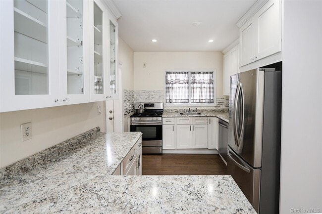 Building Photo - 987 Kings Pkwy