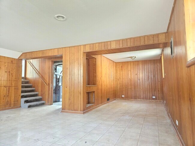 Building Photo - 711 Warwick Ave