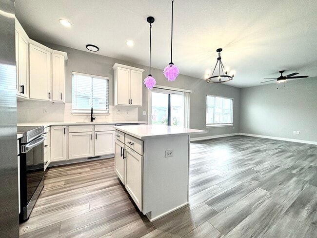 Building Photo - 1502 NE Savana Dr