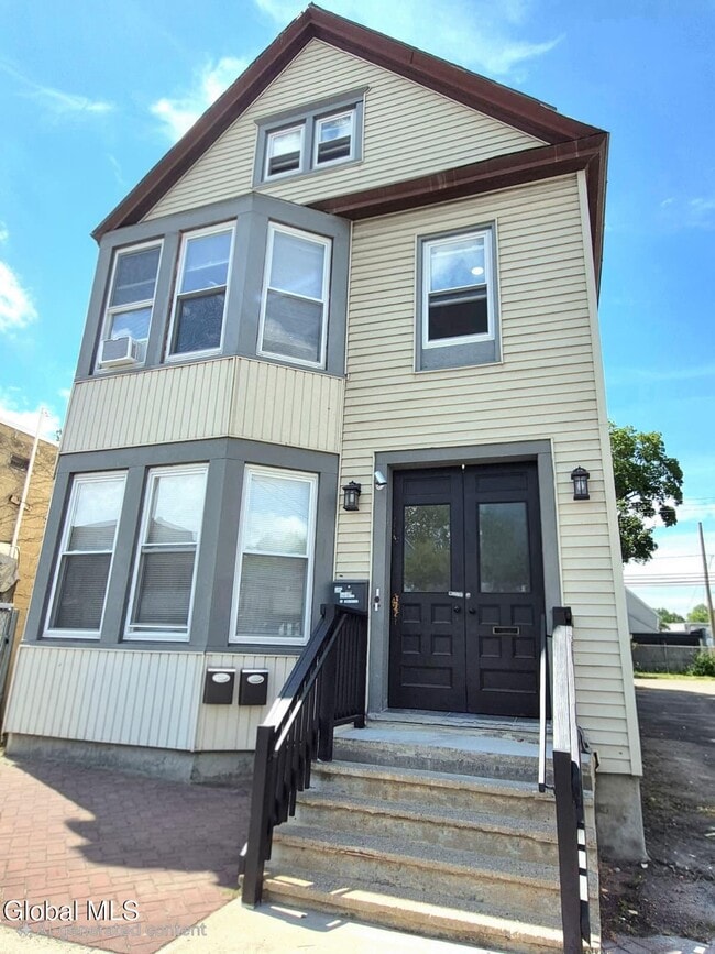 Primary Photo - 445 5th Ave