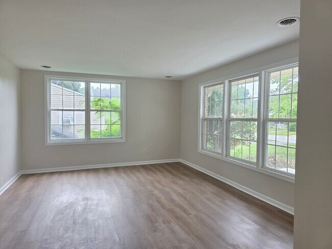 Building Photo - 127 Kenmar Dr