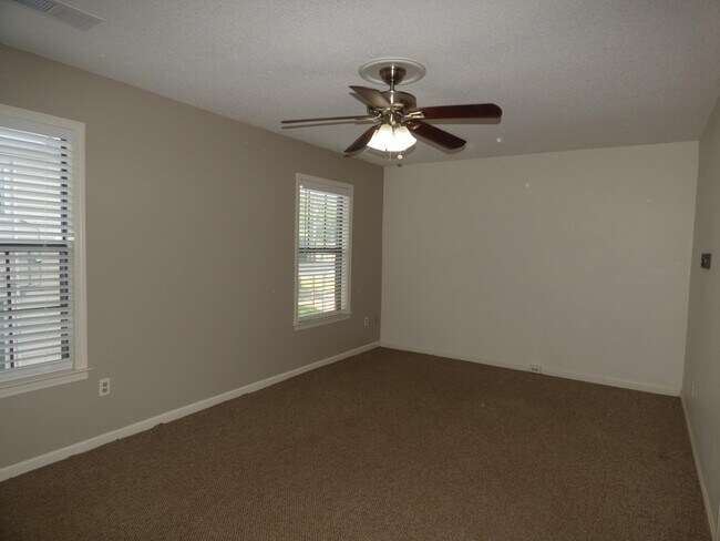 Building Photo - 1695 Belvedere Ct