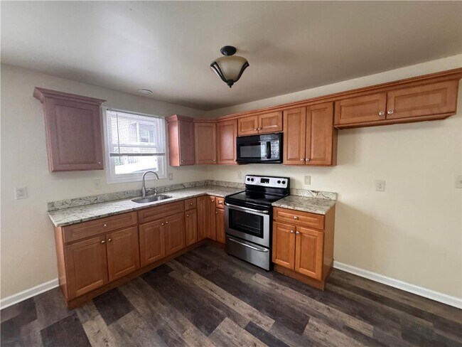 Building Photo - 600 Sioux St