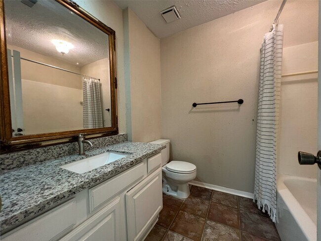 Building Photo - 2134 Collingsfield Dr