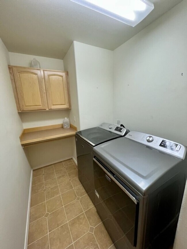 Building Photo - Updated 3 Bedroom Condo!
