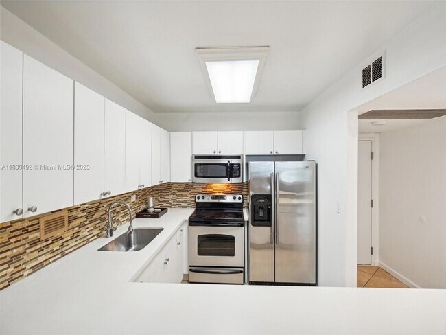 Building Photo - 2301 Collins Ave