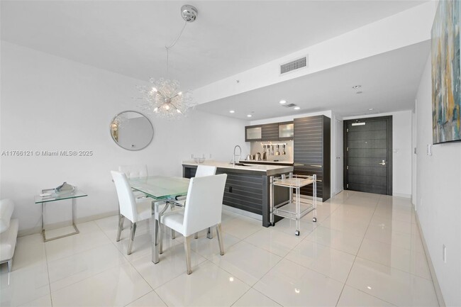 Building Photo - 200 Biscayne Blvd Way