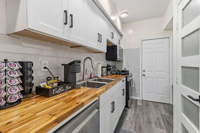 Building Photo - 1227 Peden St