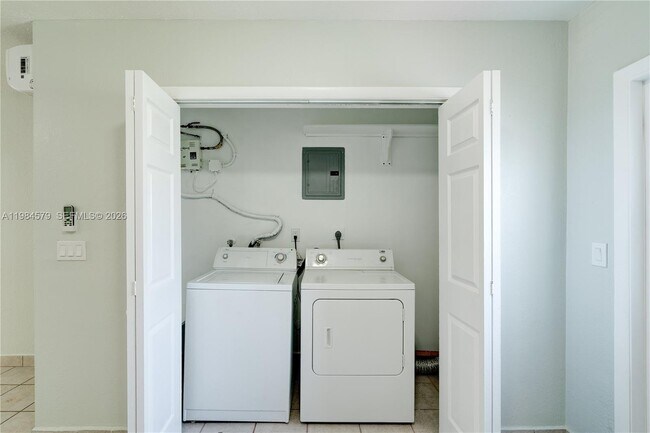 Building Photo - 201 SW 9th Ave