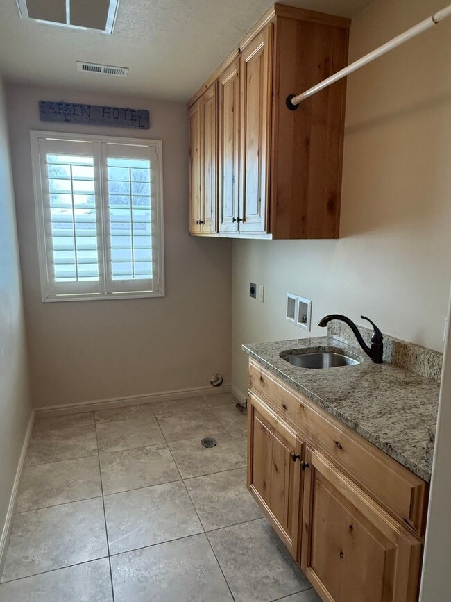 Building Photo - Beautiful patio home with 2 car garage, central air, fenced yard and covered patio