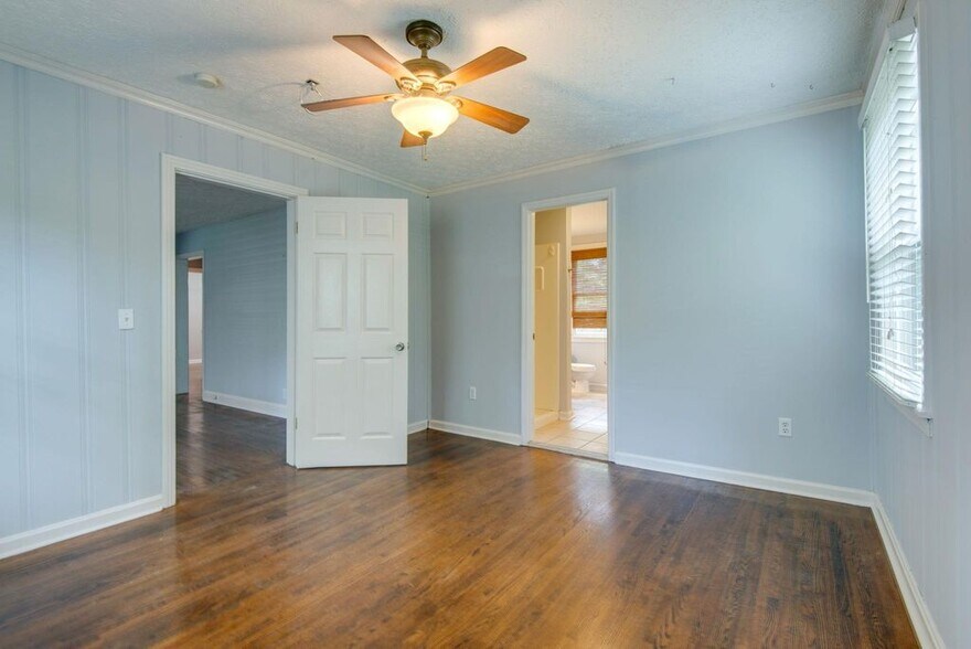 Building Photo - 1215 Kenmore Pl