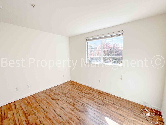 Building Photo - 3 Bedrooms/ 3 Bathrooms; 1,720 Square Foot...