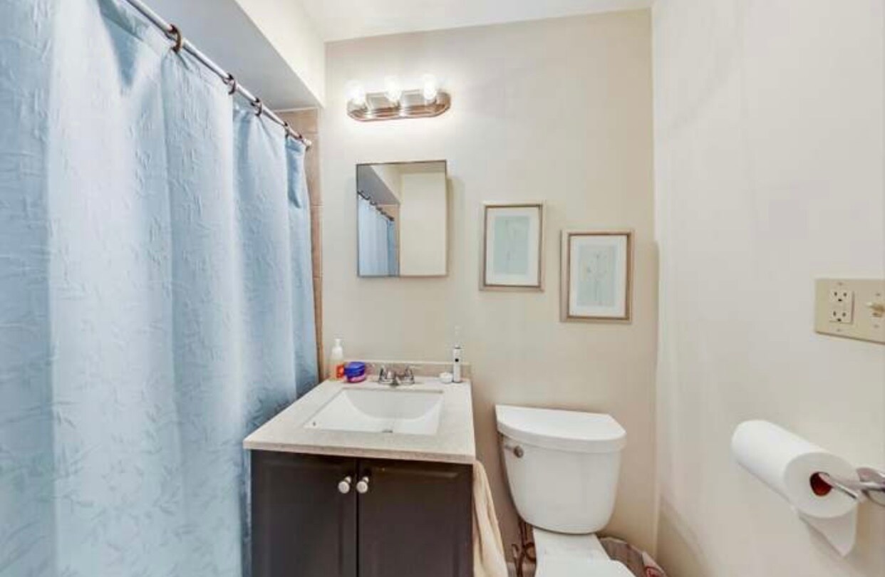 Building Photo - 2800 Manor Ln