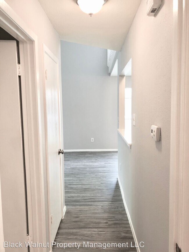 Building Photo - 1900 Albury Cove