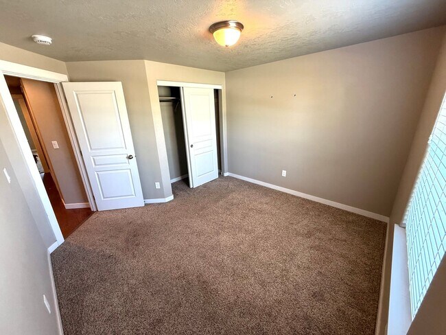 Building Photo - SCHEDULE A TOUR TODAY TO VIEW THIS STUNNING HOME IN SW REDMOND!!