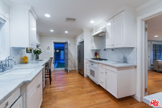 Building Photo - 1526 San Vicente Blvd