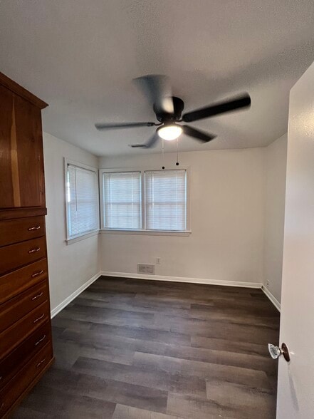 Building Photo - 29 Moores Ln S