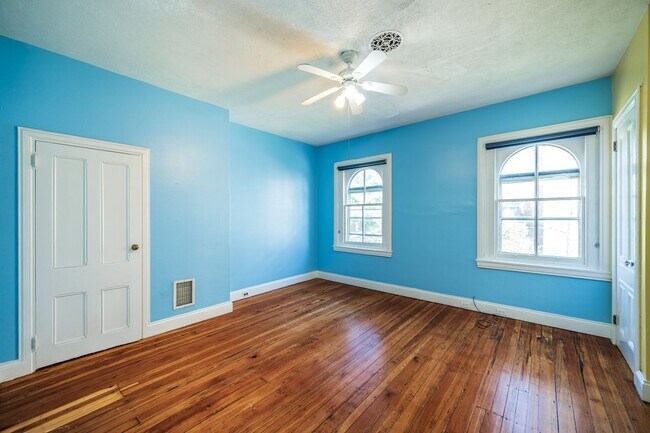Building Photo - 206 S 43rd St